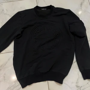 Svart sweatshirt - Svart sweatshirt. Tröjan har rund halsringning, ribbade muddar och är tillverkad i mjuk bomull. Perfekt för dig som gillar streetwear och vill sticka ut med en ikonisk look. Liten i storlek 