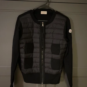 Moncler cardigan dam  - Säljer denna jättefina moncler cardiganen i storlek S, mycket fint skick, kvitto finns, priset kan diskuteras vid snabb affär så kom gärna med bud💕