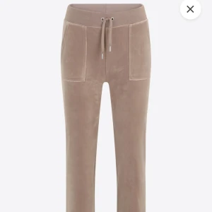 Juicy Couture byxor  - Säljer nu mina beige juicy mjukis byxor som är i storlek S. De har absolut används mycket men det är inget som syns. Köpta för 1200 kr säljs nu för 700 kr men pris kan diskuteras ☺️