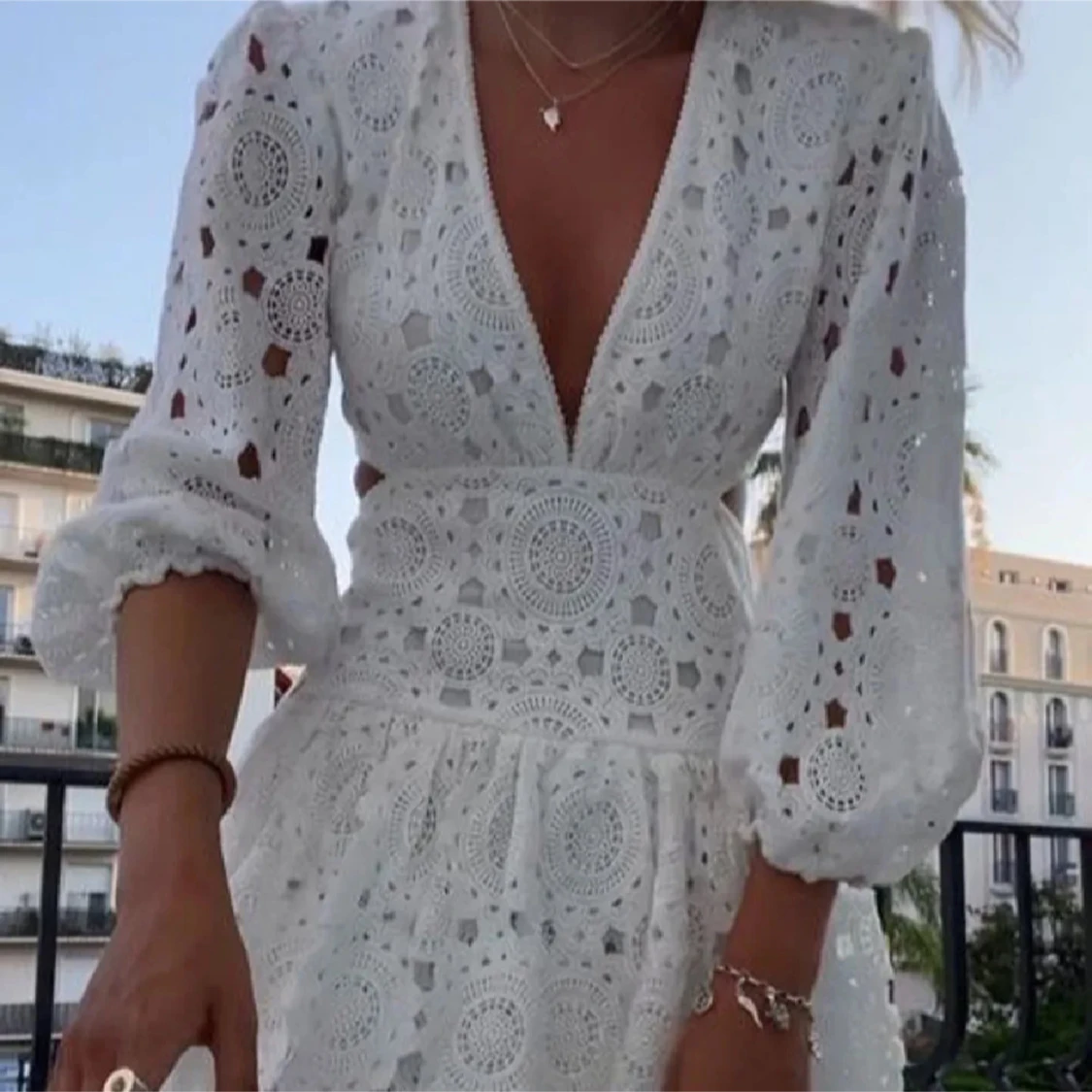 Vit broderad kortklänning med volang - 2