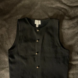 Svart croppad väst med knappar - En stilig topp från hm, använde endast fåtal gånger✨