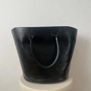 Väska 🖤 - Svart större handväska i falskt läder, från Nelly X Bianca. Har några små skavanker här och var men är i övrigt bra skick 🖤