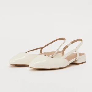 Vita ballerinaskor från Aldo - Snygga vita ballerinaskor från Aldo med spetsig tå och låg klack. Skorna har en öppen häl med smal rem runt ankeln och är tillverkade i slätt syntetmaterial med en elegant finish. Perfekta för dig som gillar stilrena och ljusa skor. Använda endast engång! Super sköna! 