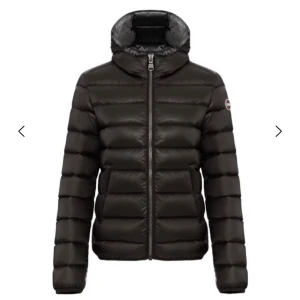 Colmar jacka - Snygg svart pufferjacka från Colmar. Jag köpte den i vintras och är i väldigt bra skick! Ny pris är ungefär 6000! PRIS KAN DISKUTERAS!!😊😊