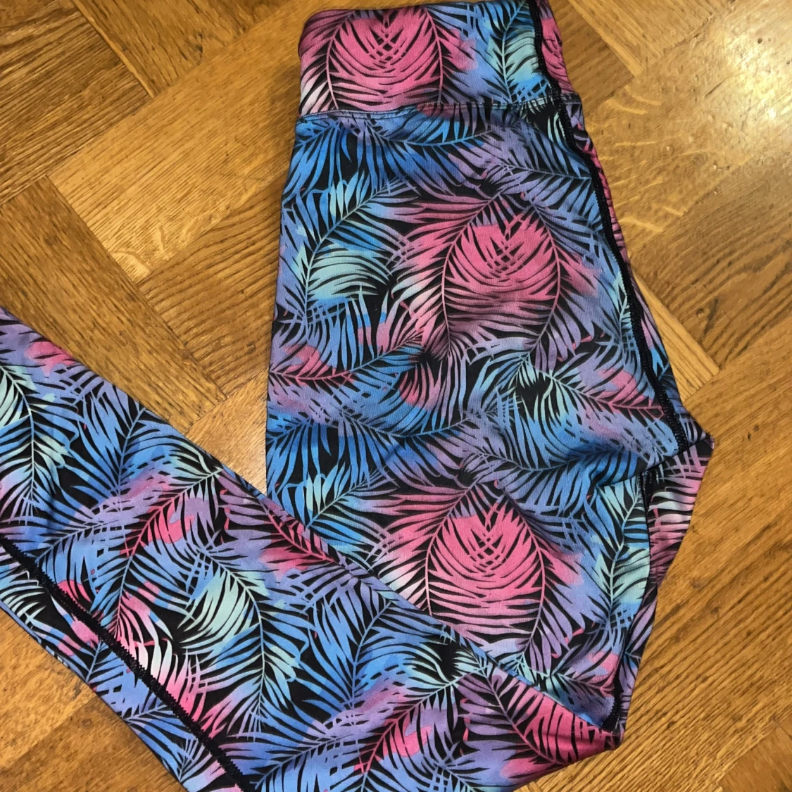 Färgglada träningsbyxor med palmbladsmönster - 2