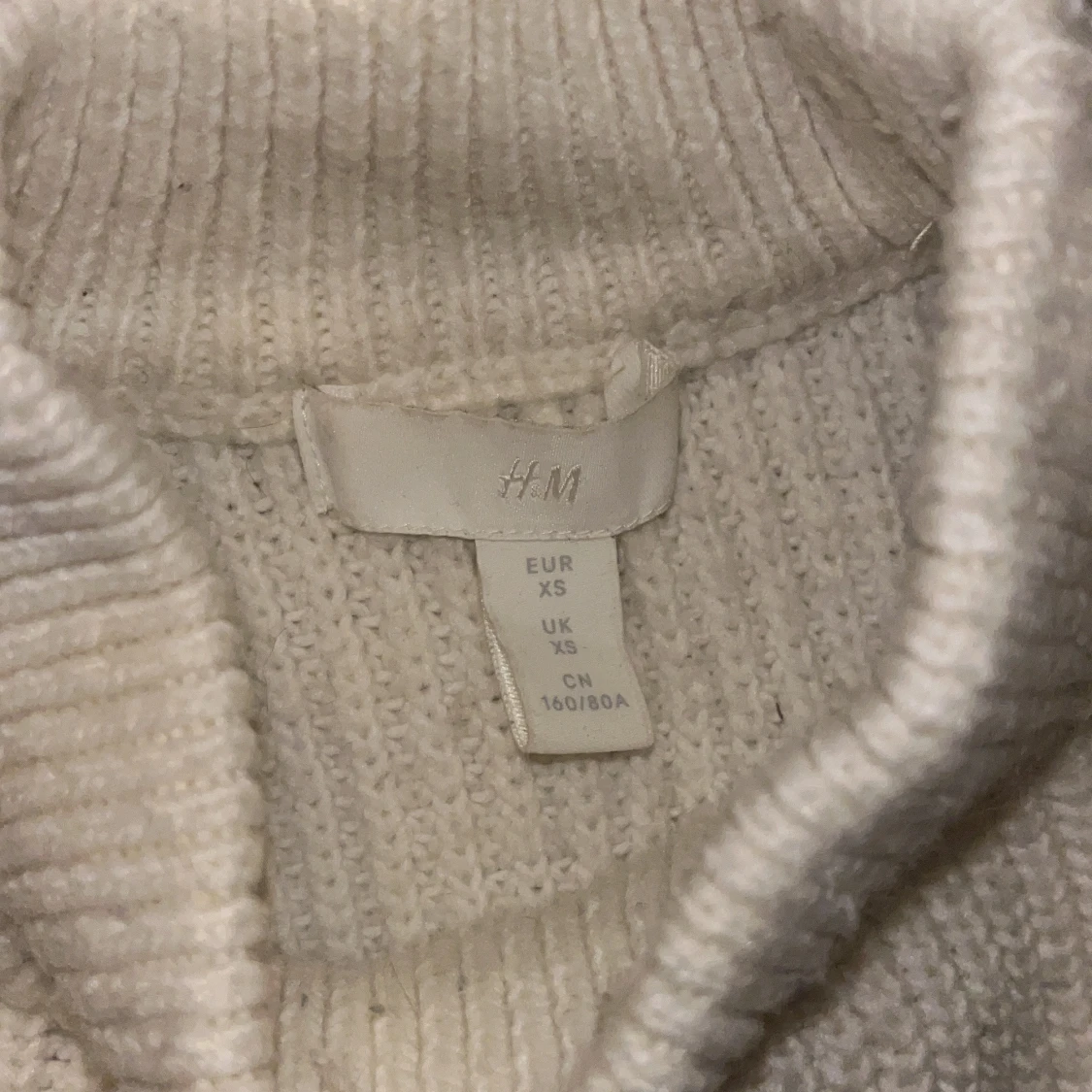 Vi stickad teöja med vita pärlor - 2