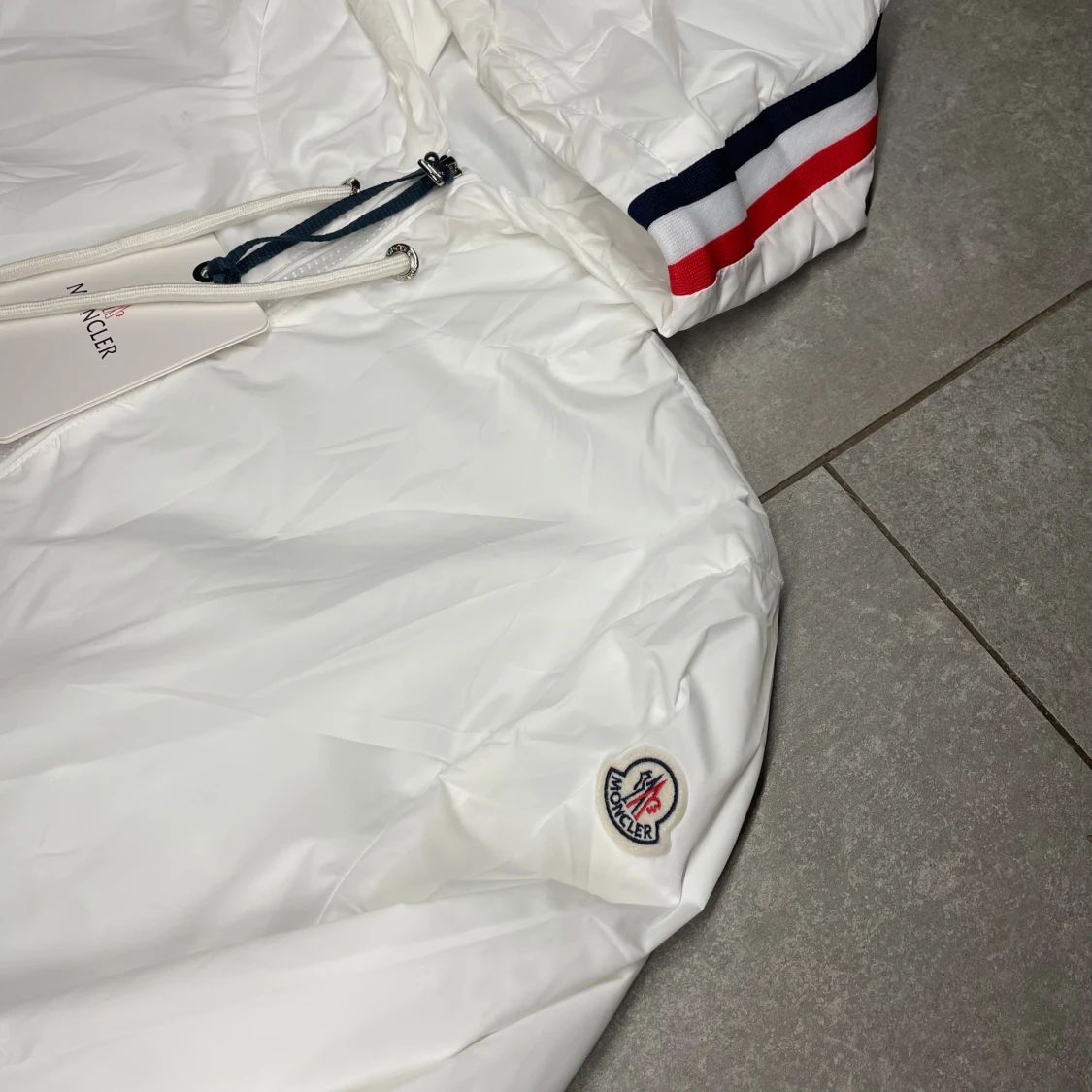 Vit vindjacka med huva - 1