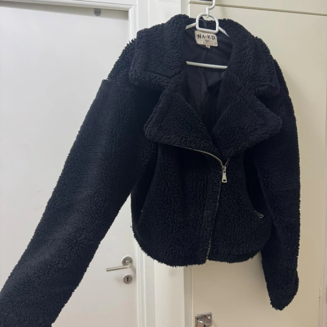 Svart teddyjacka