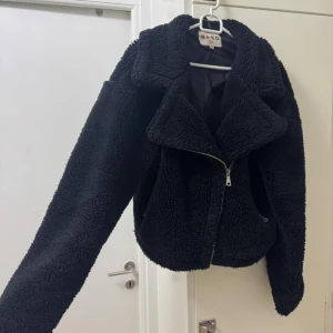 Svart teddyjacka - Mysig svart teddyjacka från NA-KD, pris kan diskuteras 