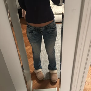 Lågmidjade ljus blåa LTB - Säljer ett par ljusblåa LTB jeans med låg midja och snygga slitningar. Det har en ljus tvätt med lite slitna detaljer för en snygg look❣️❣️