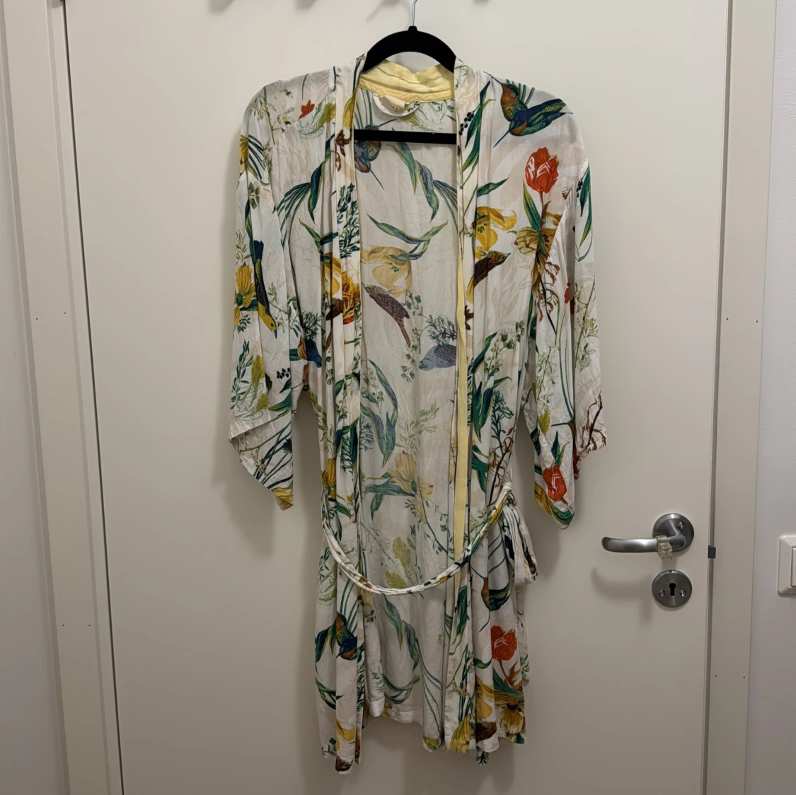 Blommig kimono med fågelmotiv