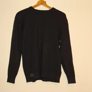 Svart stickad tröja xs - Svarta stikad tröja i storlek 160 men sitter mer som xs jag ör 170 ungefär o den passar på mig 