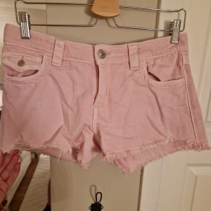 Shorts  - Ljusrosa shorts från gina. Har coola slitningar. Öppen för prisförslag! 