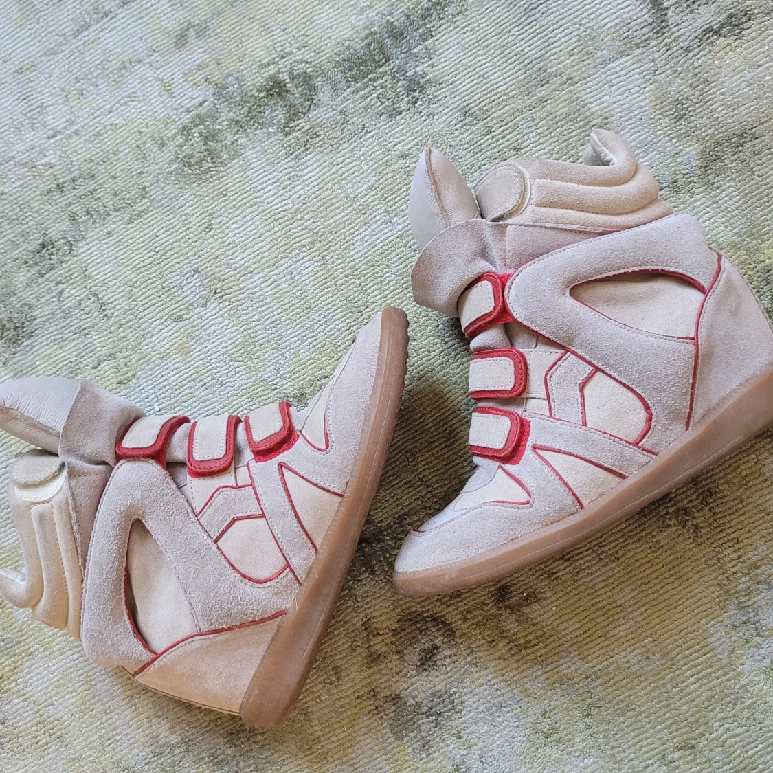 Beige Isabel Marant sneakers med röda detaljer