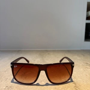 Ray-Ban boyfreinds solglasögon  - Sjukt snygga och stilrena Rayban boyfreinds solglasögon. Extremt bra pris så först till kvarn. De är helt nya och skickas samma dag som köpet🤝 De är Rayban boyfreinds kopior och därav inte äkta men de är helt identiska till de🙌 Kom pm vid minsta lilla fundering eller intresse🙌🤝👌👍🥂🥂