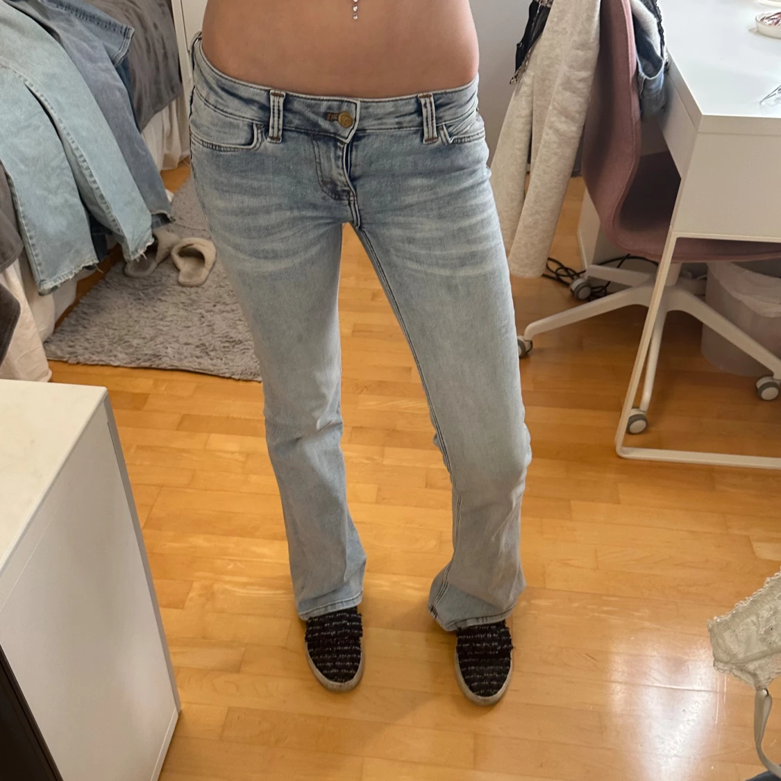 Ljusblå bootcut jeans från Cheap Monday