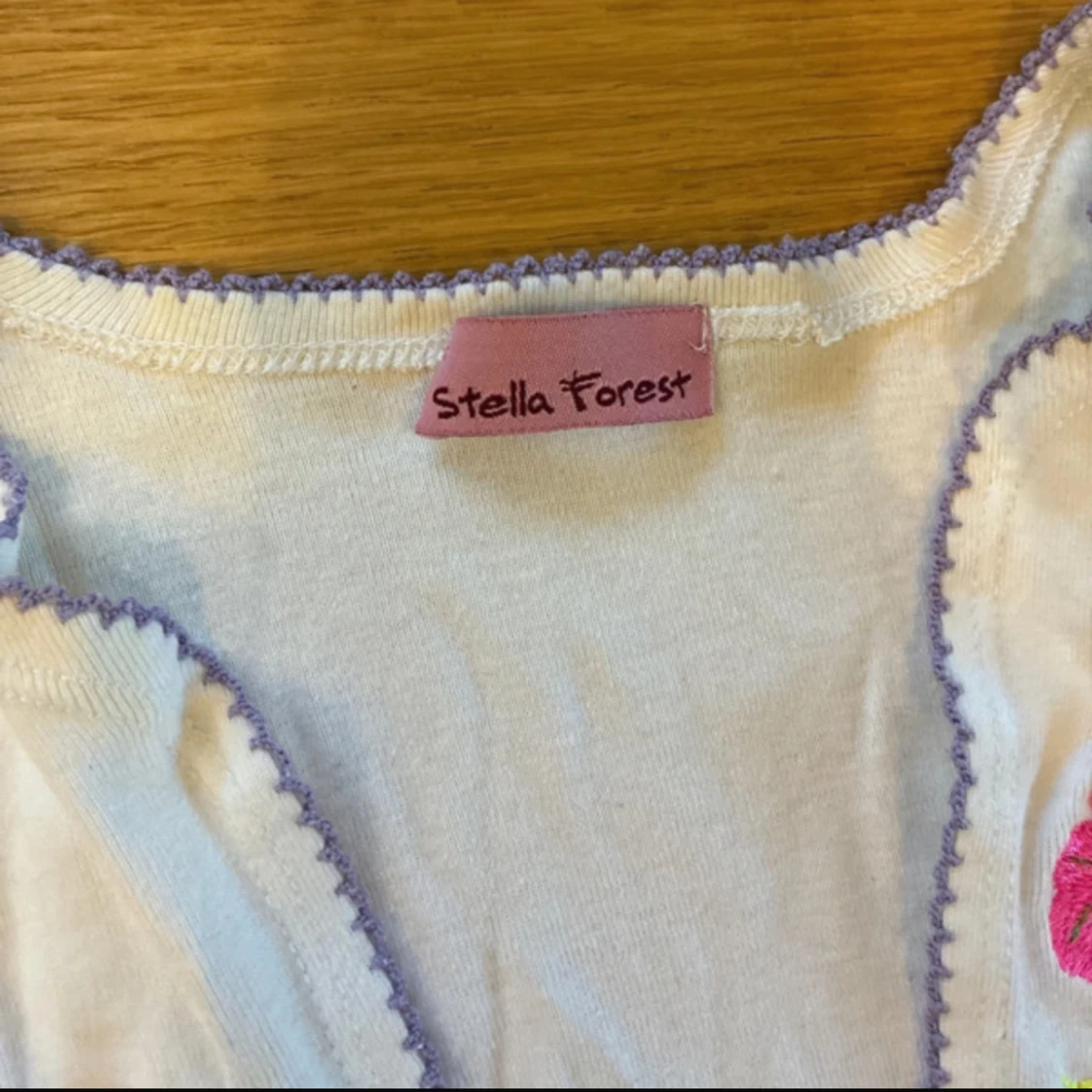 Vit blus med broderade blommor Stella Forest - 2