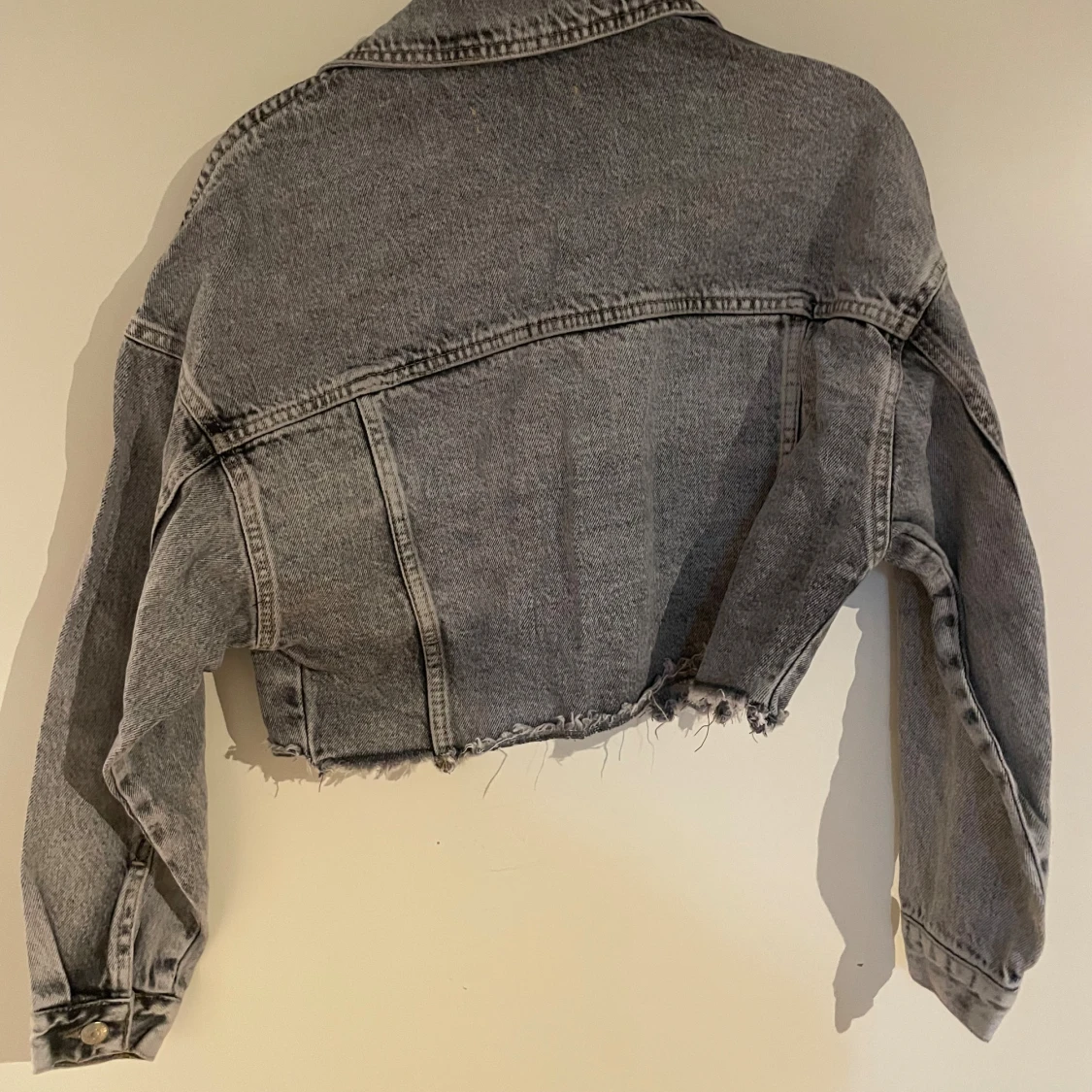 Grå croppad jeansjacka från Dilvin Jeans - 4