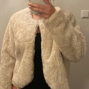 Pälsjacka  - Såå mysig och söt fejk pälsjacka från Happy Holly. Den är nästan aldrig använd!! Den är i den perfekta ljusrosa/ beiga färgen🥰😍😍super söt till vintern❄️❄️❄️