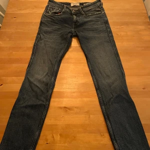 Replay jeans CP Company  - Bild 1:Blå Anbass Replay jeans storlek 30 32 nästan helt nya, 1000kr. Bild 2: Svarta Anbass Replay Hyperflex storlek 30 32 bra skick, 500kr. Bild 3: Cp Company sweatshirt storlek S bra skick 1500kr. Bild 4: Les Deux sweatshirt med drag kjedja,450kr. ingen luva storlek S nästan helt ny. Bild 5 Dickies Sweatshirt storlek M 150kr  allt för 3000kr MVH Tim 