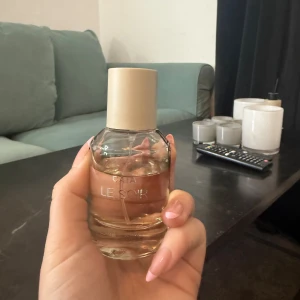 Cala Le Soir parfymflaska - Stilren parfym från Cala med namnet Le Soir. Perfekt storlek att ta med i väskan. Flaskan har en modern look som passar dig som gillar trendiga detaljer.