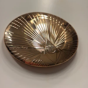 Charlotte tilbury bronzer - • oanvänd Charlotte tillburry bronzer, testad en gång. Säljer då färgen ej passade ( 2 Medium/medium ) 16g