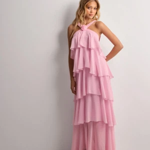 Intressekoll volang klänning  - Vero Moda x Felicia Wedin, inga defekter. Säljer ifall jag får ett bra bud🌸