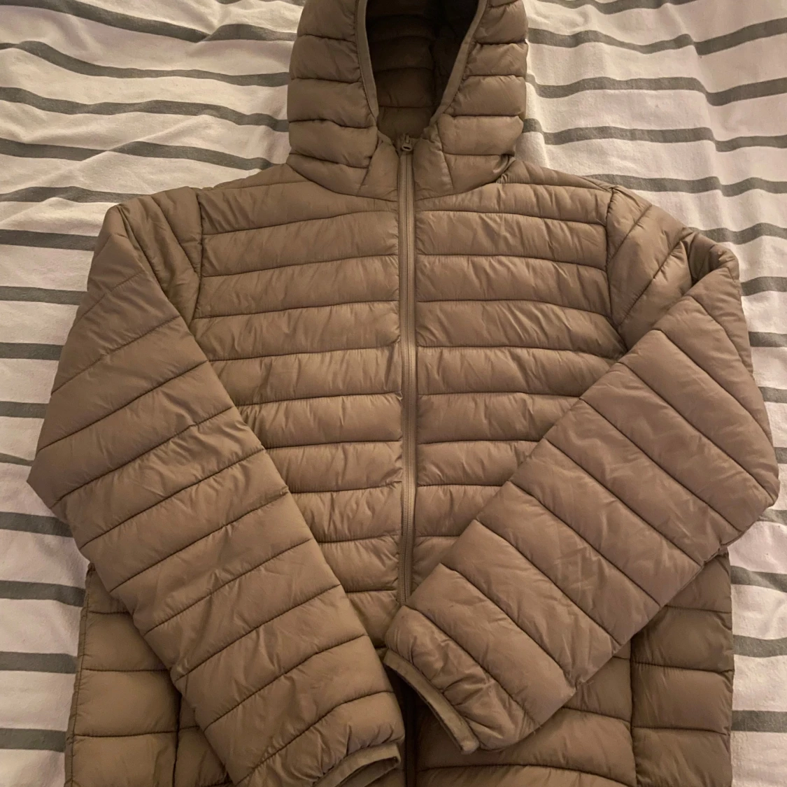 Beige pufferjacka från H&M Divided