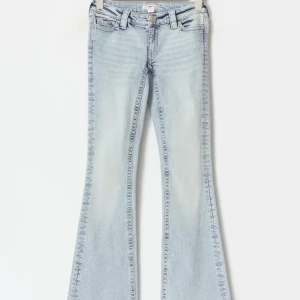 Byter dessa jeans till minde storlek  - Hej vill jättegärna byta dessa jeans till samma fast i xs så skriv gärna om di är intresserad 