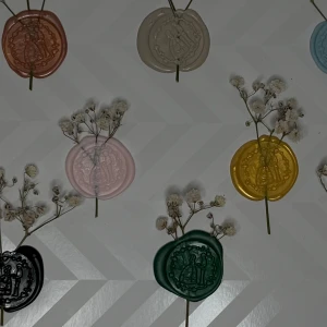Färgglada vaxsigill broscher med torkade blommor - Handgjorda sigill. 🌷 tiktok & Instagram: Vaxverkstan💌