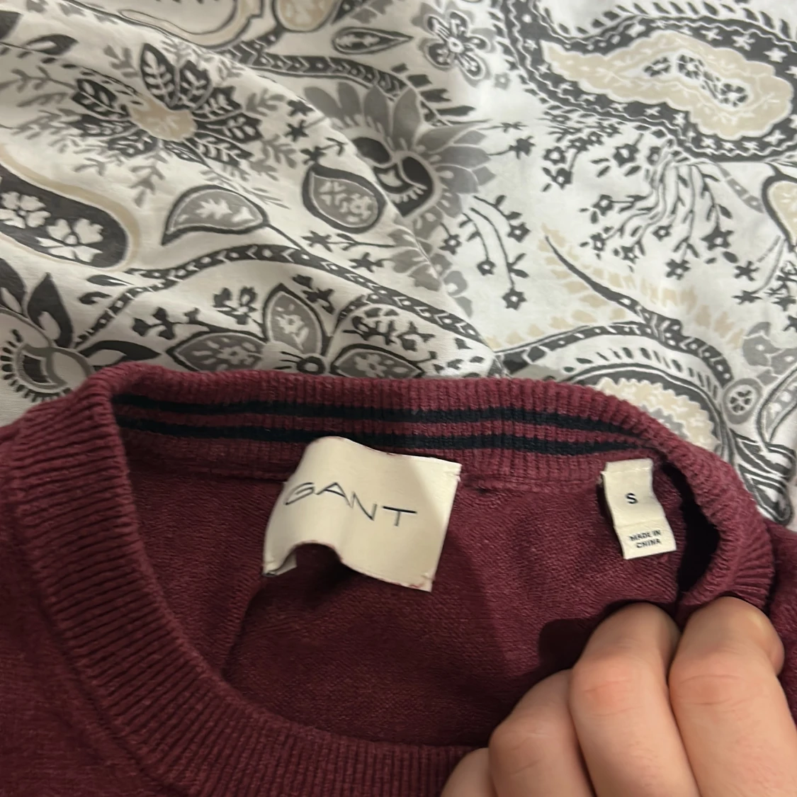 Vinröd stickad tröja från GANT - 1