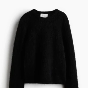Svart mohair tröja från hm - Säljer en svart stickad tröja från hm i mohair blanding. Super mysig men kommer tyvärr inte till användning…😕💞 använd vid ett tillfälle sedan har den bara hängt där! I storlek S. Långa armar och så fin ❤️passar Xxs-S beroende hur man vill ha den💞 skriv till mig vid prisförslag
