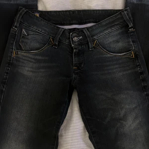 Lågmidjade bootcut jeans - As snygga lågmidjade bootcut jeans som inte kommer till användning längre, i nyskick och priset kan diskuteras vid snabb affär!