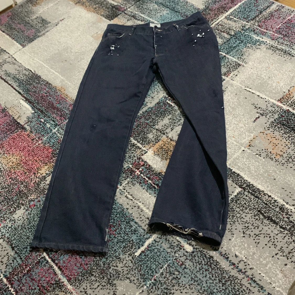 Mörkblå jeans med slitna detaljer