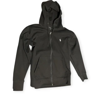 Ralph Lauren hoodie  - Svart hoodie från Ralph Lauren, Riktigt snygg clean! Den är i storlek L men tycker den passar bättre på M, nypris ligger runt 2100! bara att höra av sig vid frågor!🙌