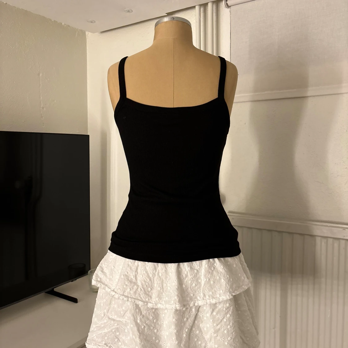 Svart ribbad linnetopp med smala axelband från Nelly  - 1