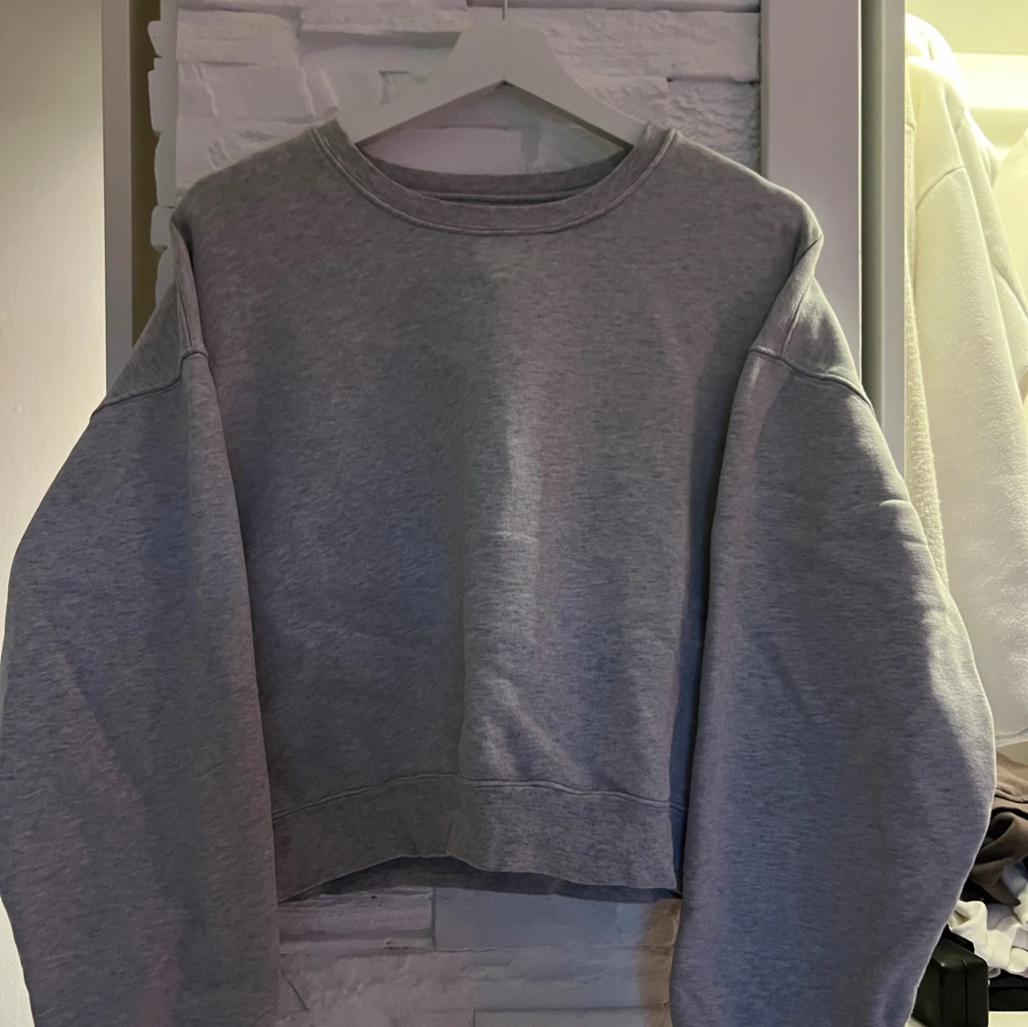 Grå croppad sweatshirt från BikBok