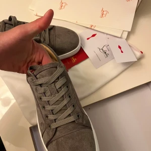 Gråa Louboutin skor - Skorna är helt nya och box och allt annat inkluderar!