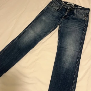 Replay Anbass slim fit jeans blå w29 L28 - Byxorna är uppsydda så dom är i W29 L28