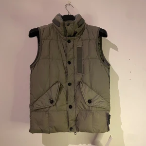 Grön väst från Stone Island - Stone Island väst med fickor och knappstängning.  Det är en storlek S men den funkar perfekt som en M.  Priset kan diskuteras