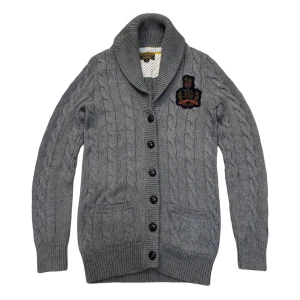 Ralph Lauren Cardigan  - Säljer min Ralph Lauren Cardigan eftersom den är för liten på mig. Den är i riktigt bra skick. Varm och skön, perfekt till vintern. Bomull och Kashmir blandning. Storlek M men nogourlunda liten i storleken. Tvivla inte på att höra av dig. 