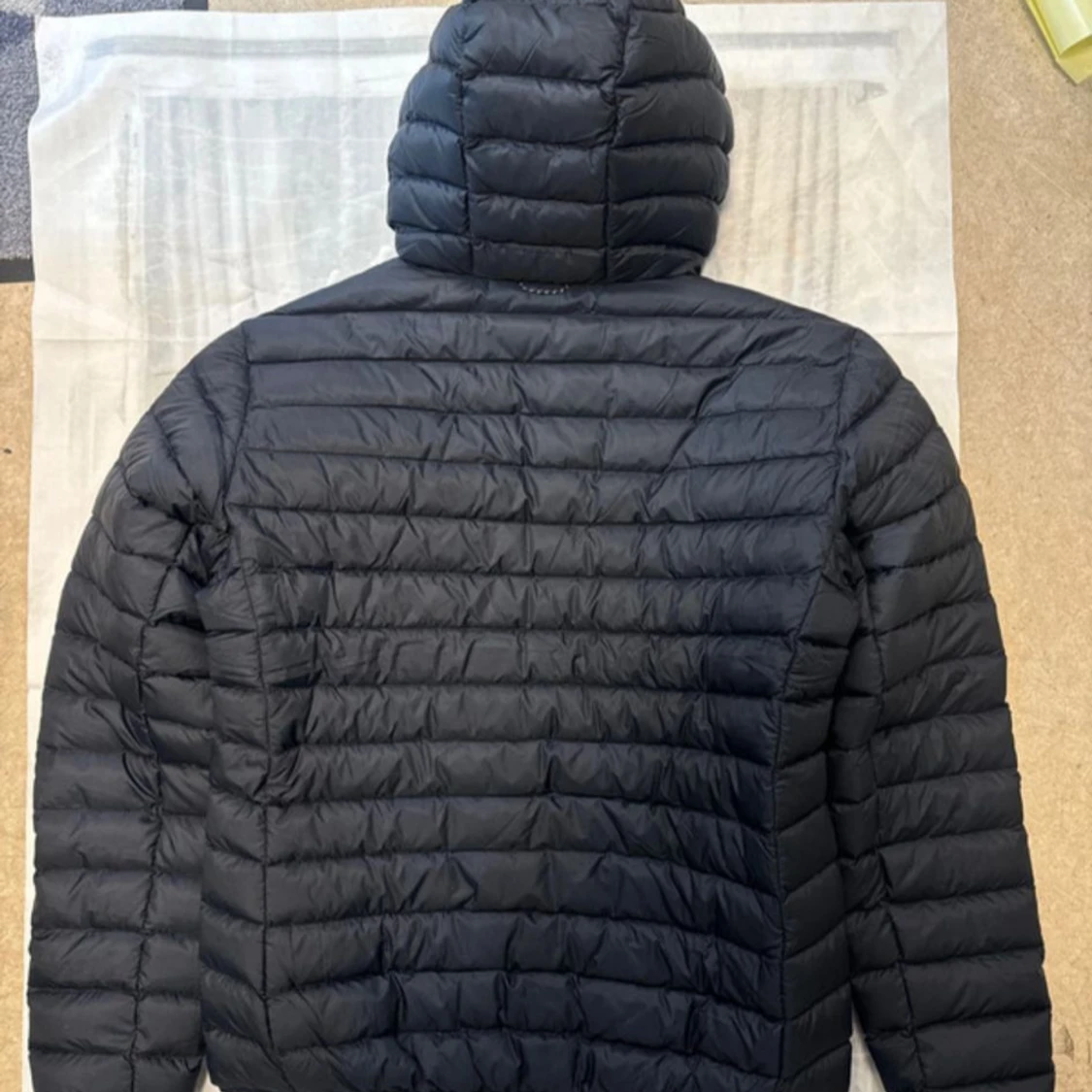 Svart Peak Performance dunjacka med huva - 1