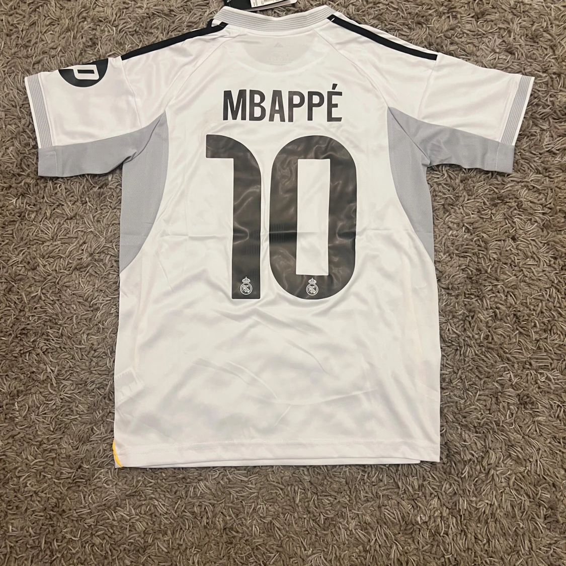 Mbappe Real Madrid tröja 25/26 small helt ny 