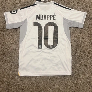 Mbappe Real Madrid tröja 25/26 small helt ny  - Aldrig använd har 2