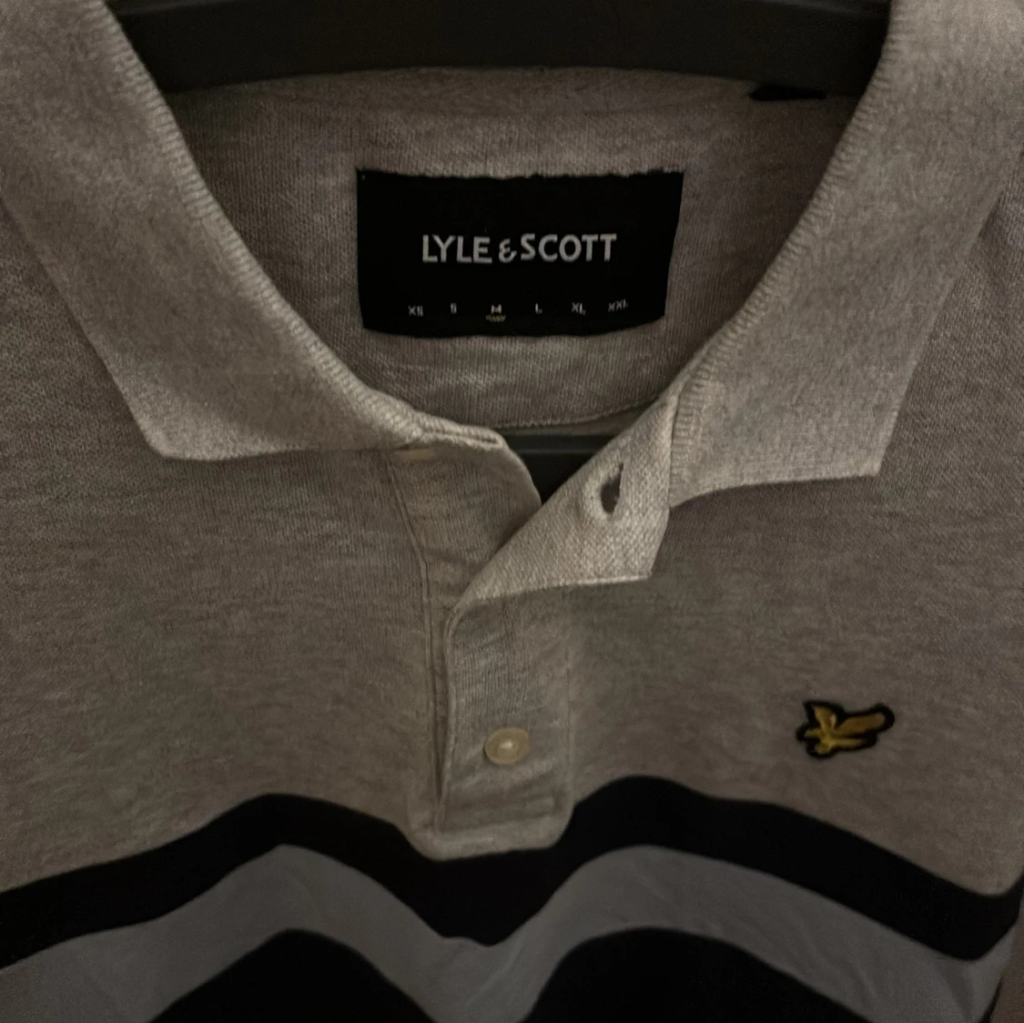 Grå och marinblå piké från Lyle & Scott - 1