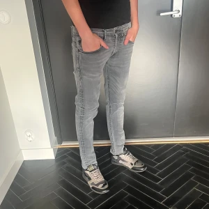 Dondup George jeans - Dondup jeans!! | Säljer dem här supersnygga Dondup jeansen 💫 | Jeansen  är i W31 o i en tvär fet tvätt  | ‼️OBS, byxorna är små i storlek‼️Mått längd: 90cm midjebredd: 38cm | Jeansen är 9/10 skick och i en slim model 🌟| Nypris - Runt 2999 sek | Pris kan diskuteras vid snabb affär!! 💸 | För flera bilder eller frågor så är det bara att kontakta mig📩