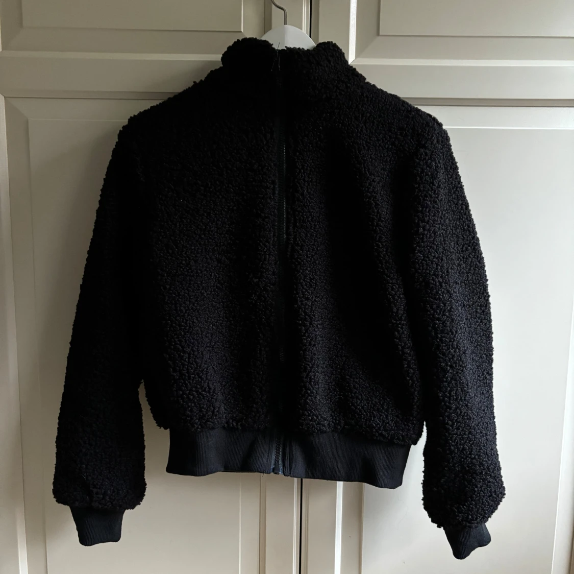 Svart teddyjacka med luva  - 4