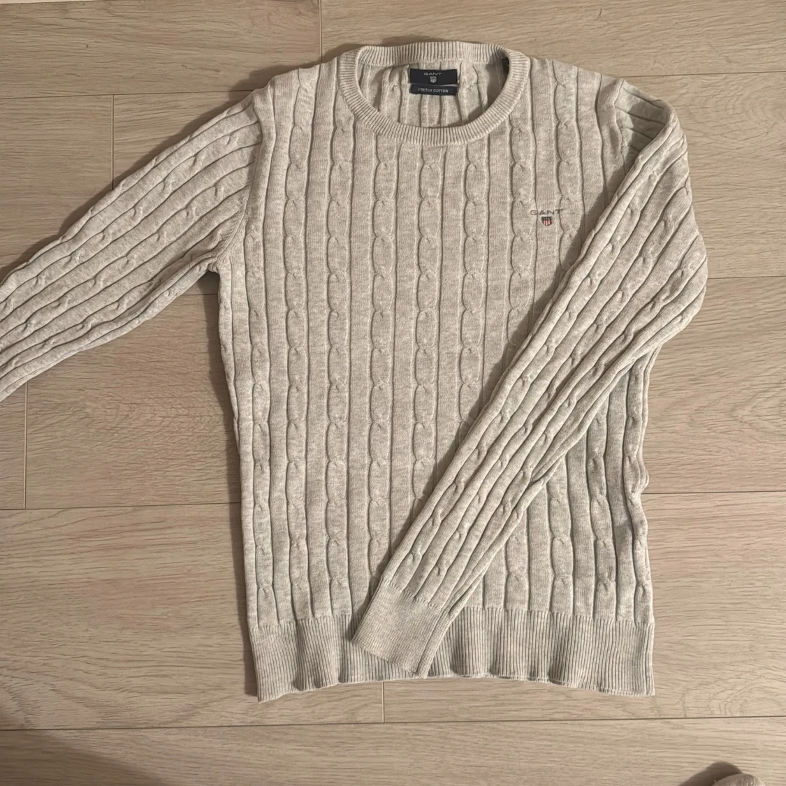 Ljusgrå kabelstickad tröja från Gant