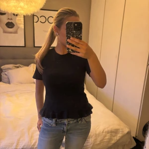 blå ribbad topp med volang - säljer denna volang topp ifrån gina tricot då jag inte längre känner likadant för den, jätte bra skick och inget fel på den❤️