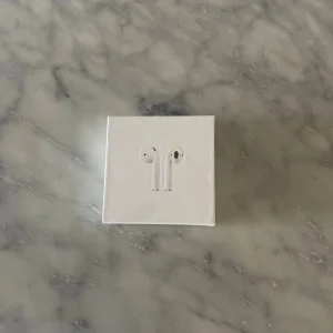 Apple AirPods (2nd generation)  - Säljer ett par oanvända Apple AirPods (2nd gen)  . Komplett med originalförpackning och manualer. Mycket fint skick, inga synliga repor eller skador. Perfekt för trådlös musik och samtal med smidig laddning.